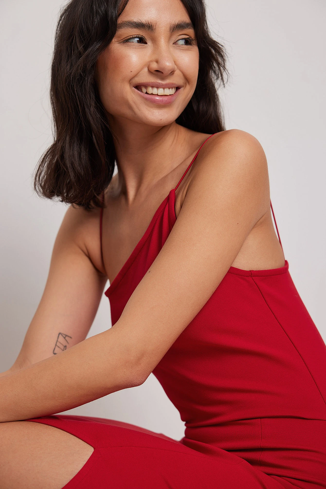 Robe Courte Asymétrique à Fines Bretelles – Image 8