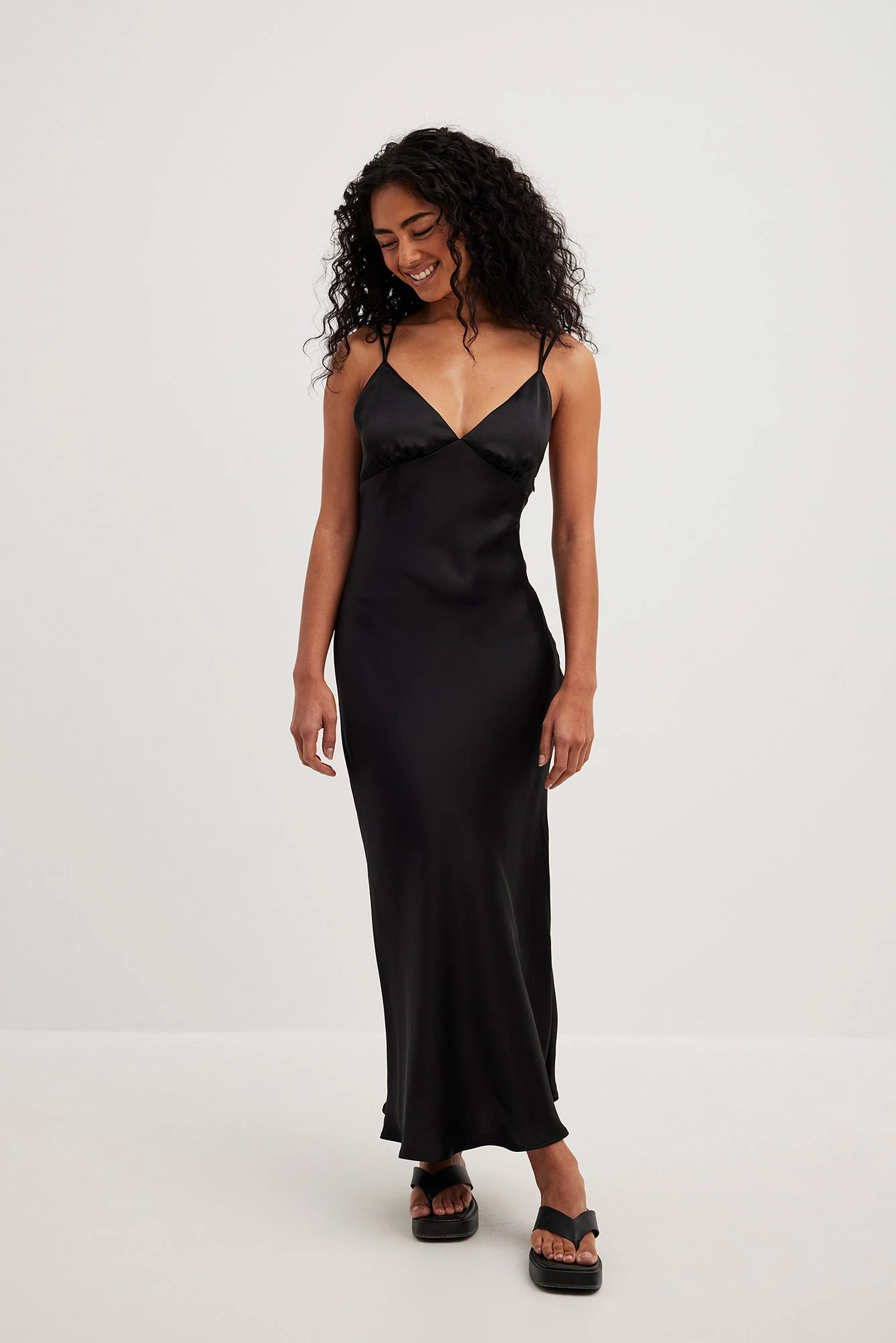 Robe En Satin à Détail Au Dos – Image 2