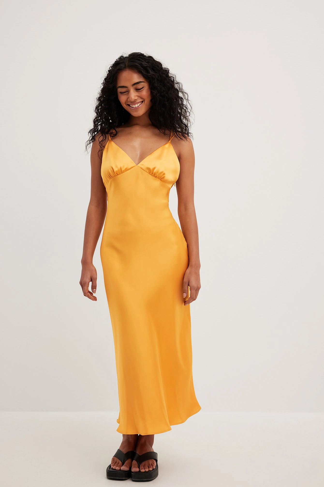 Robe En Satin à Détail Au Dos – Image 7