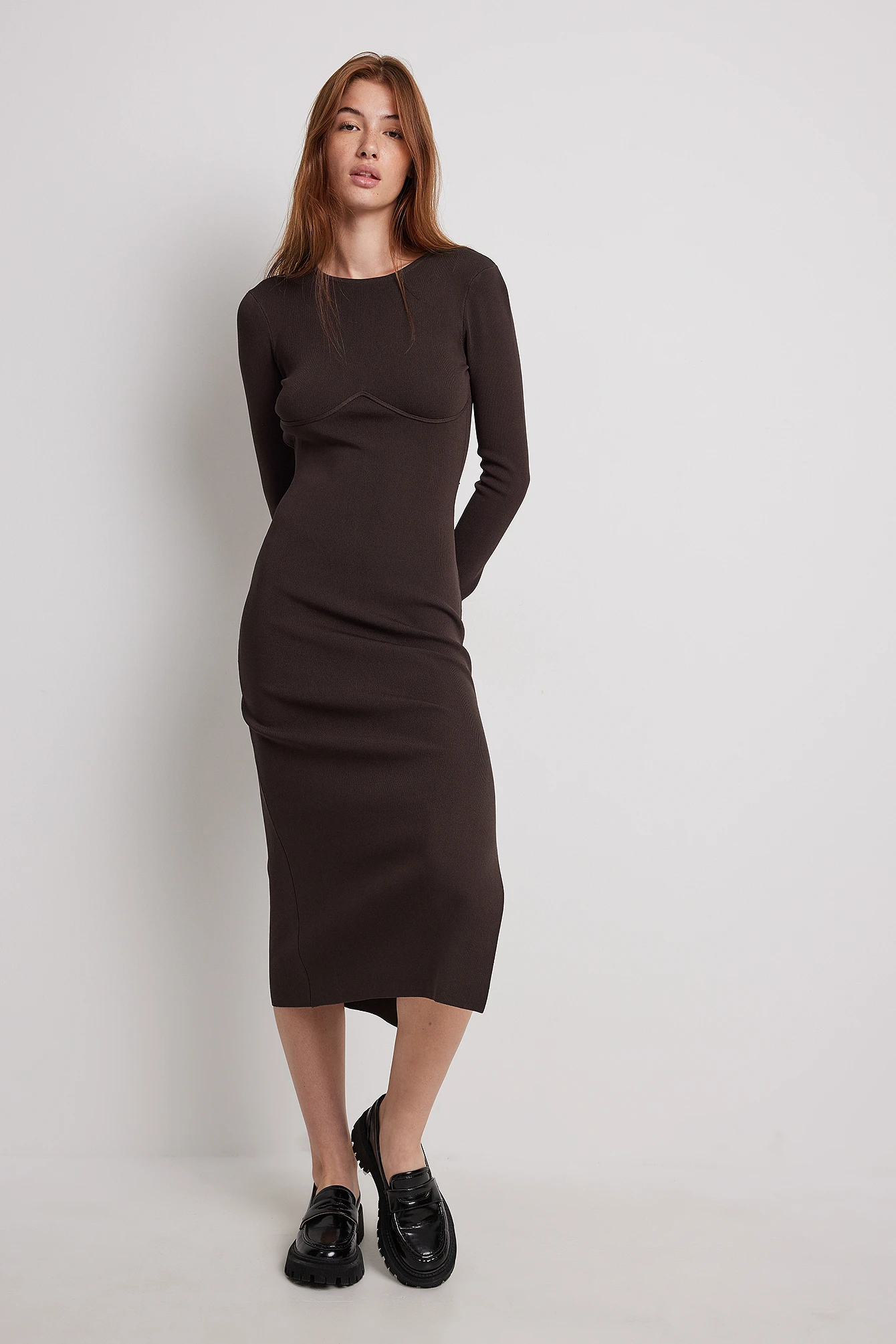 Robe à Dos Ouvert Avec Armatures – Image 2