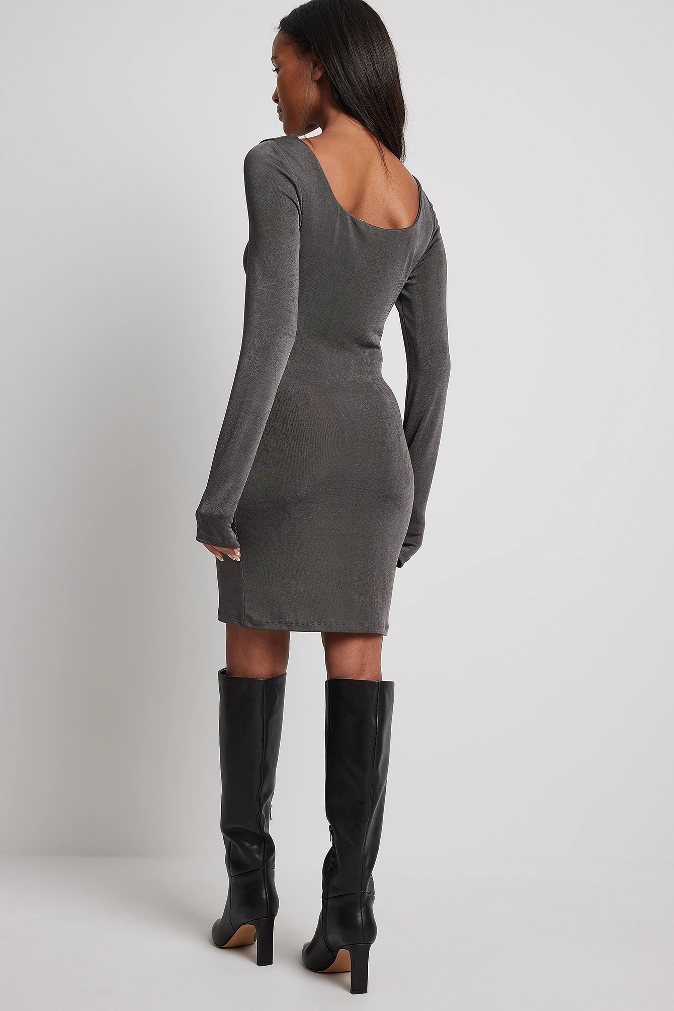 Robe Mini à Encolure Profonde – Image 2