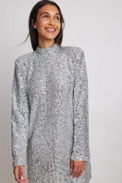 Robe Courte à Col Montant Et Sequins