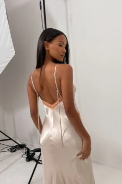 Robe En Satin Et Dentelle