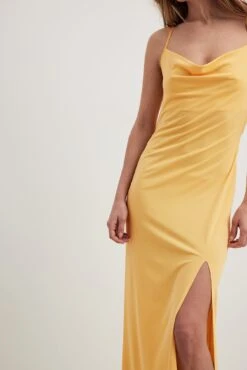 NA-KD Robe Longue En Tulle à Décolleté Cascade