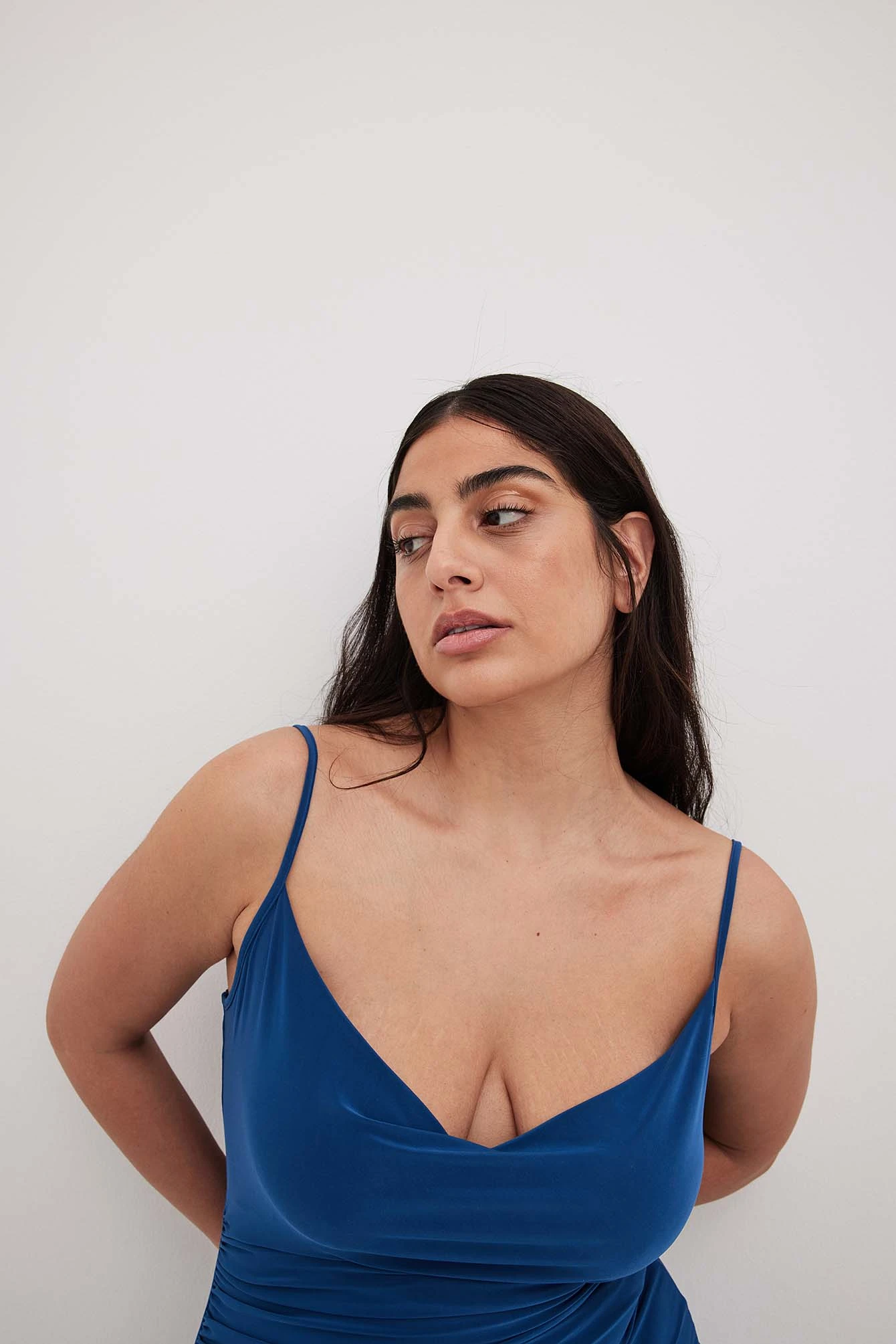 Robe Drapée à Fines Bretelles – Image 15