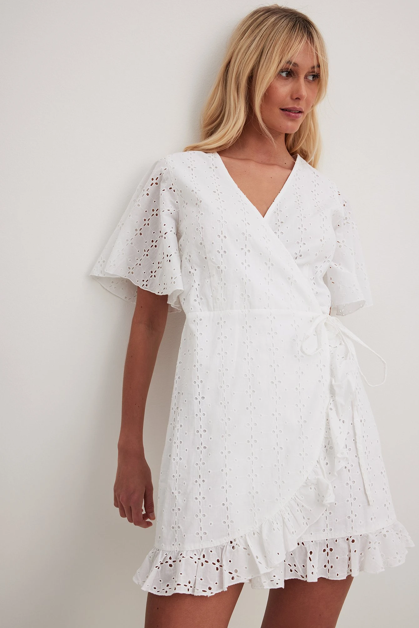Robe Portefeuille Courte En Broderie Anglaise – Image 4
