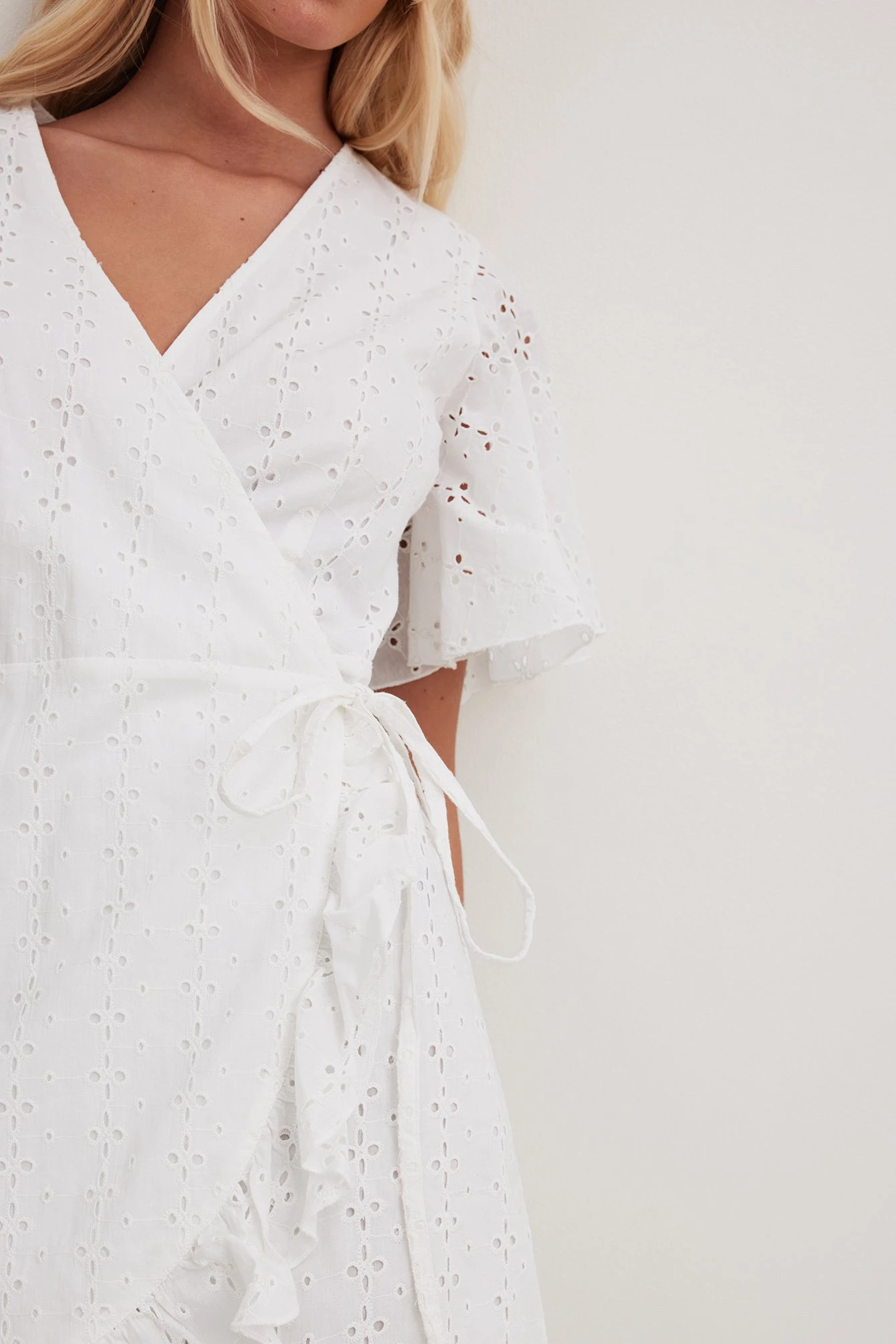 Robe Portefeuille Courte En Broderie Anglaise