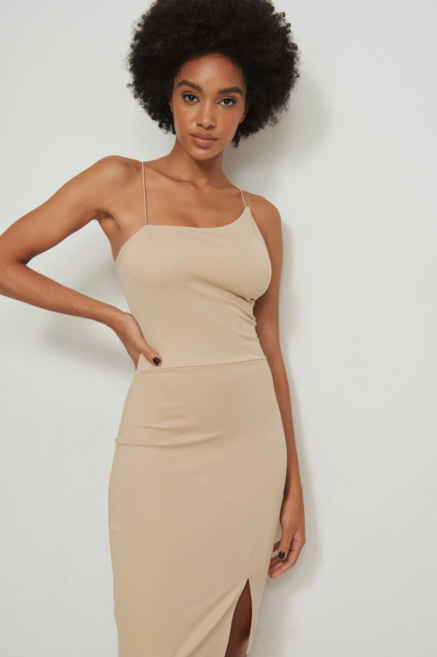 Robe Courte Asymétrique à Fines Bretelles – Image 16