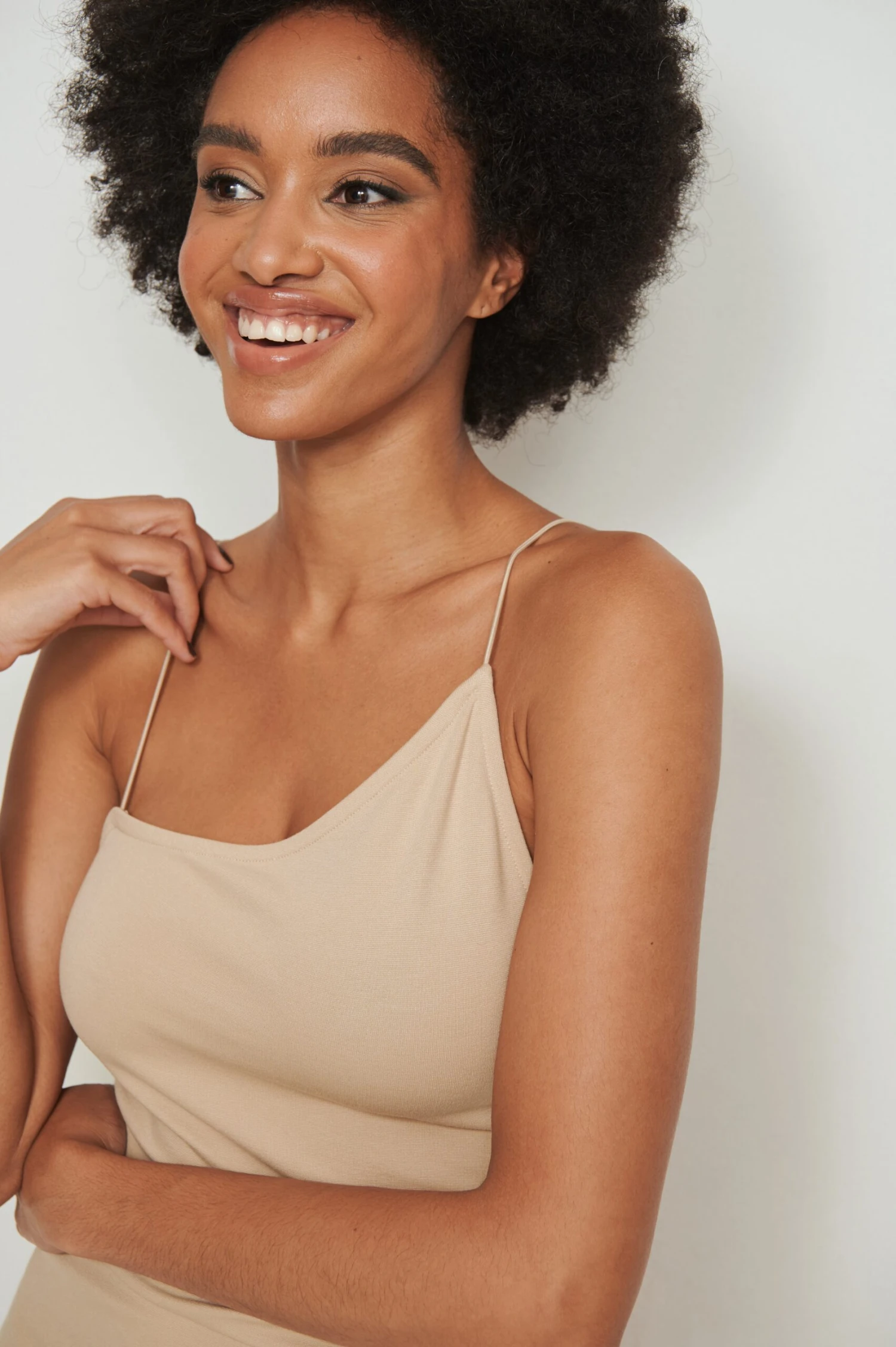 Robe Courte Asymétrique à Fines Bretelles – Image 15