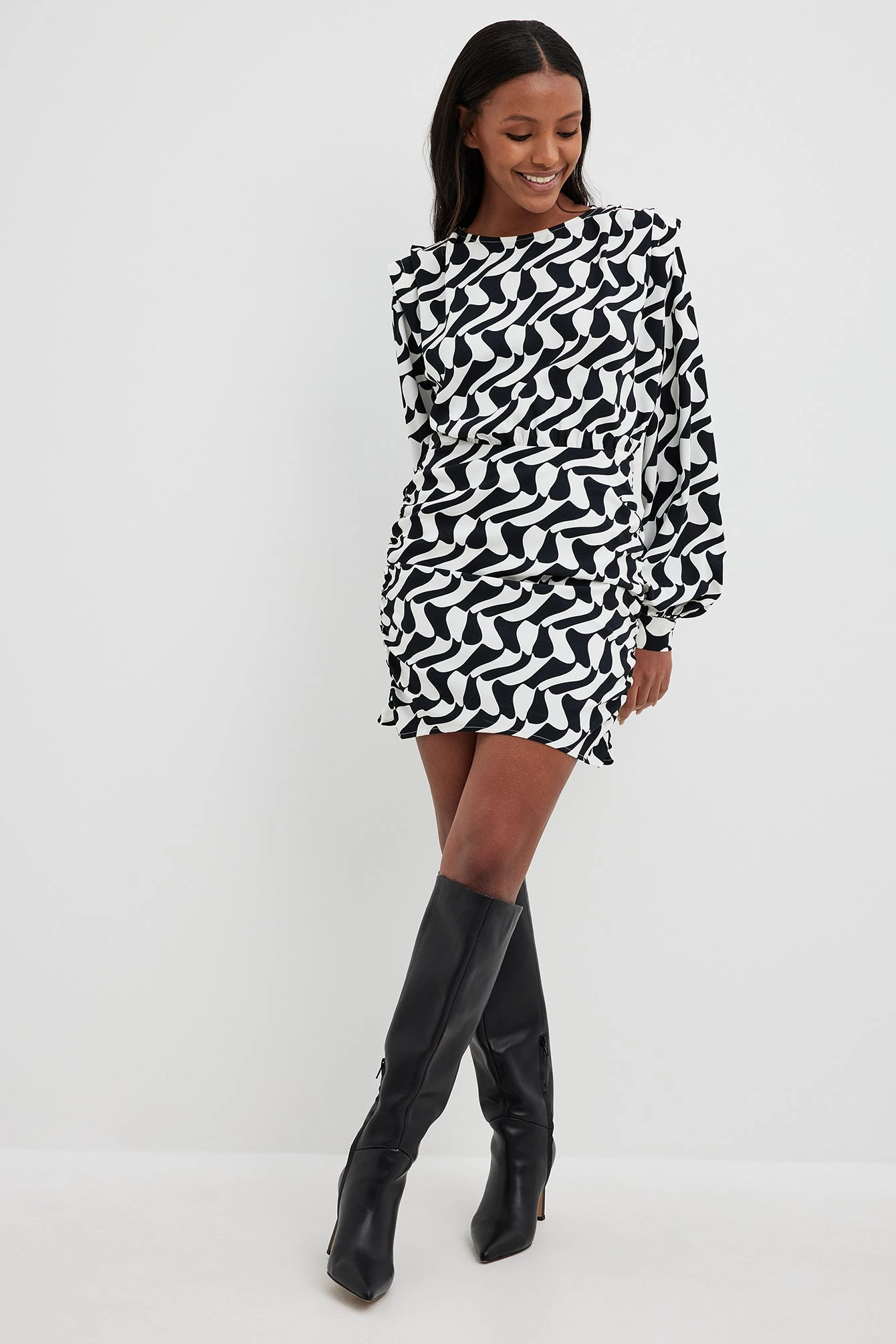 Robe Courte à épaulettes – Image 2