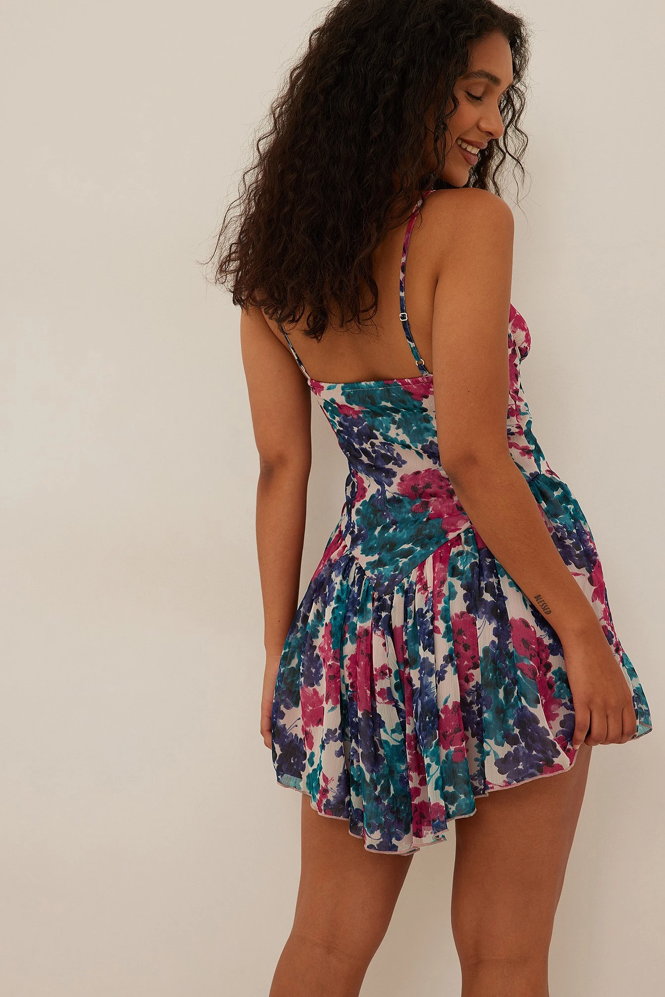 NA-KD Robe Courte Avec Ourlet Irrégulier – Image 6