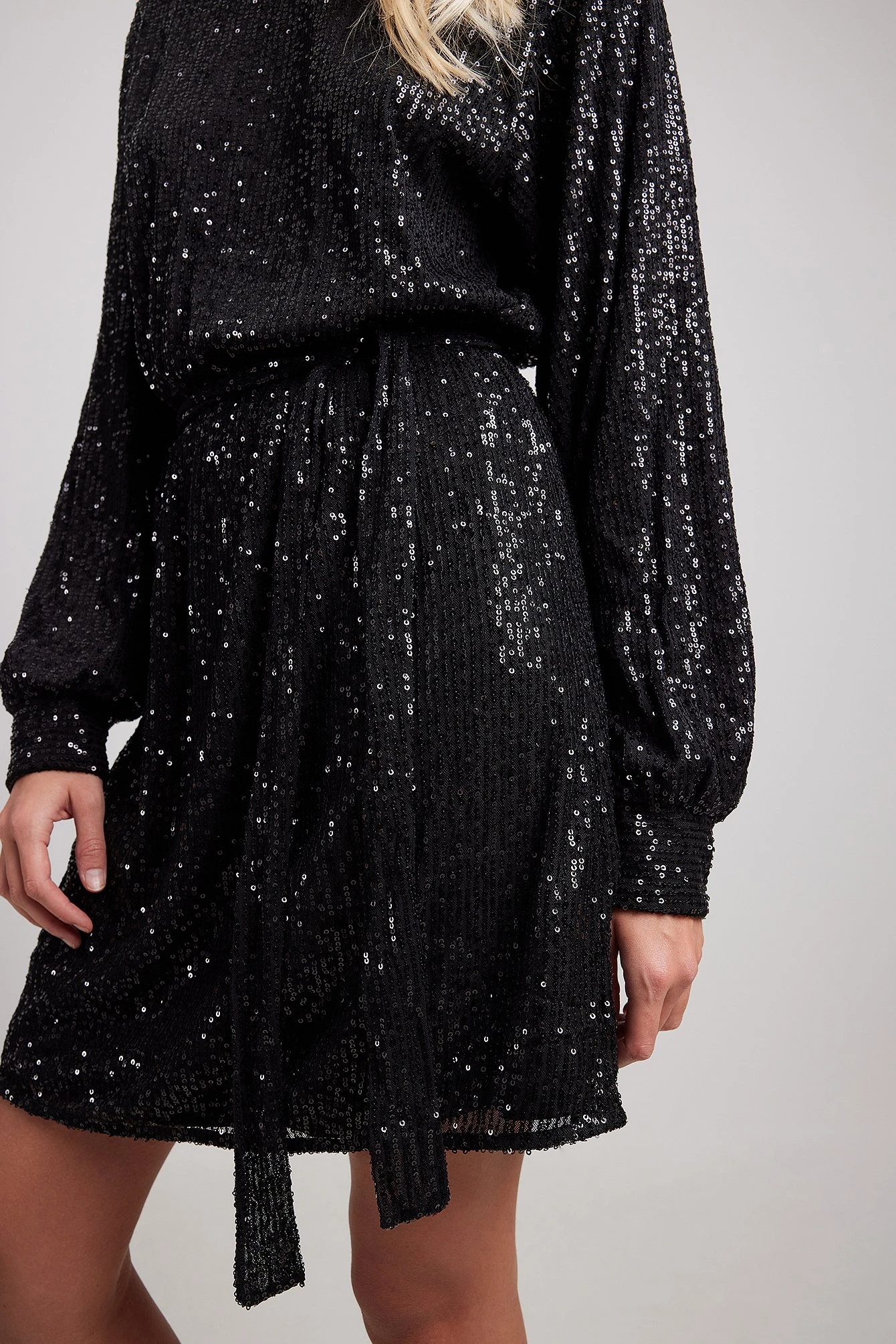 Robe Fluide Ceinturée à Sequins – Image 12