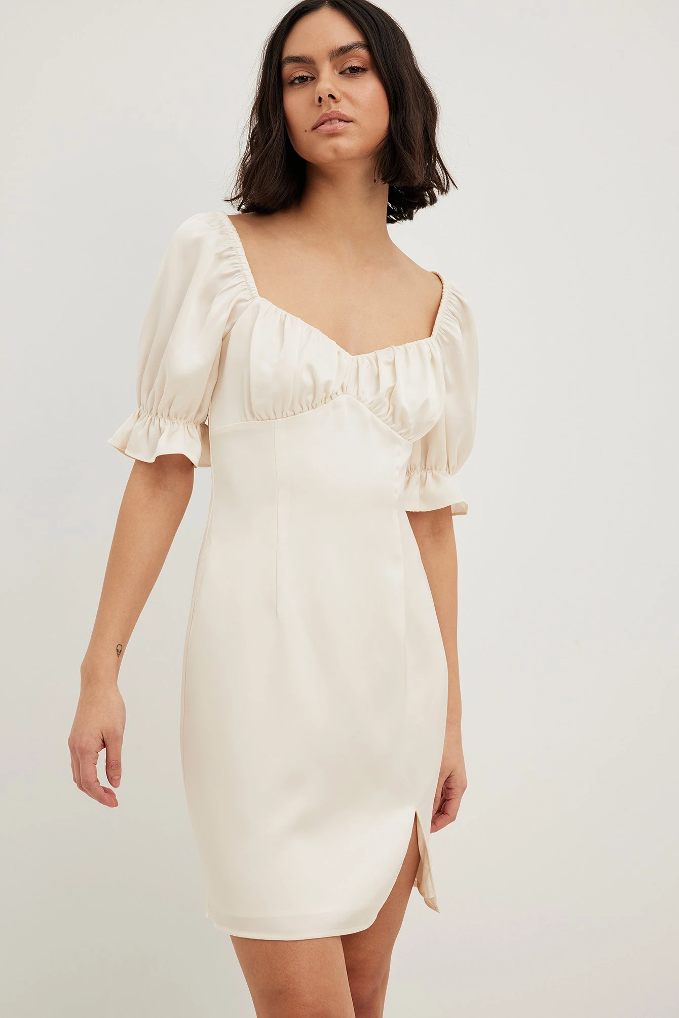 Robe Courte Fendue à Fronces Sur La Poitrine – Image 3