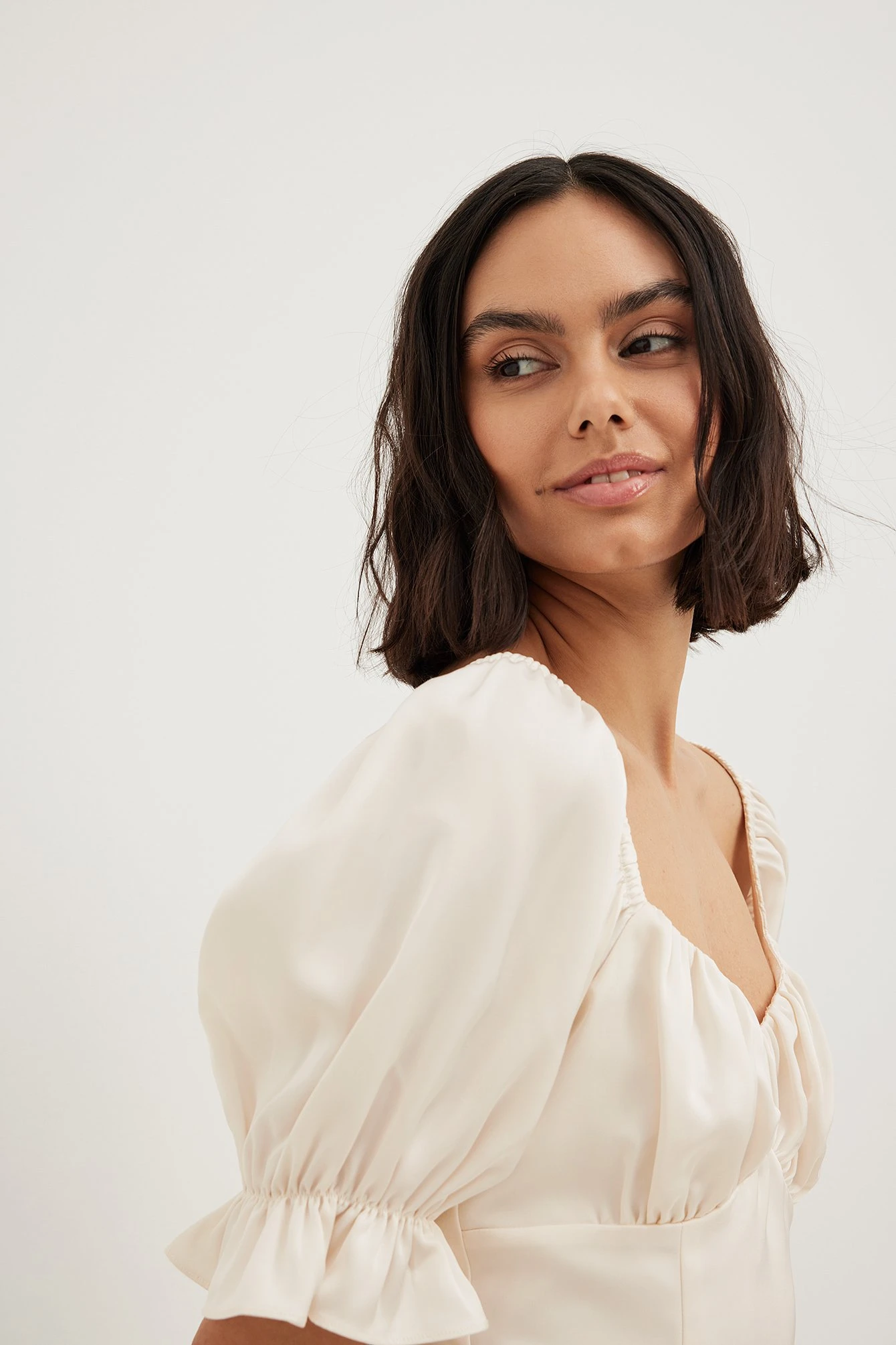 Robe Courte Fendue à Fronces Sur La Poitrine – Image 4