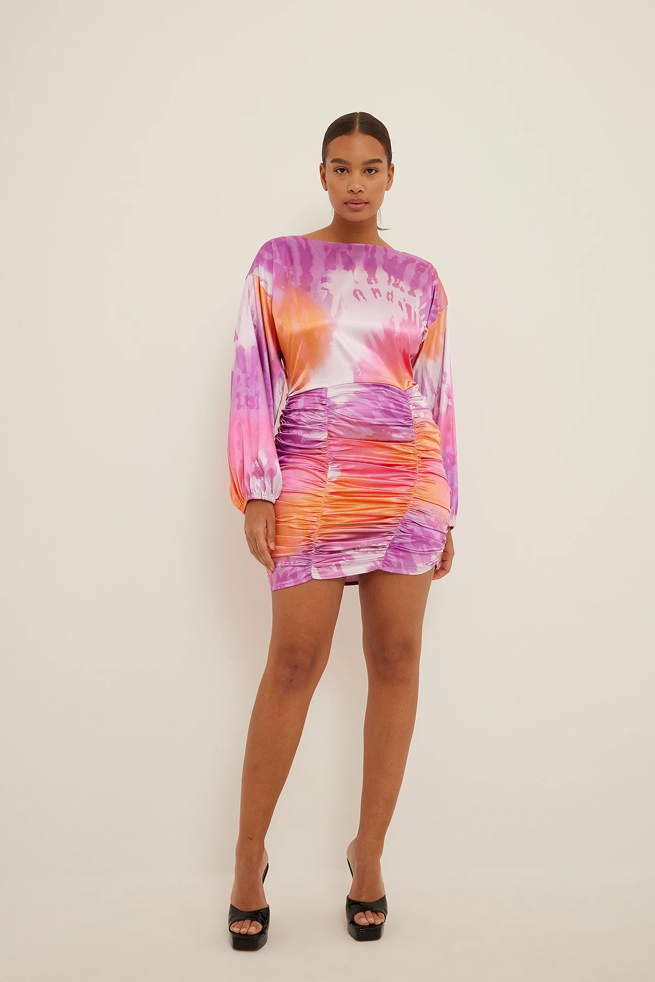 Robe Courte En Satin à Jupe Froncée – Image 6