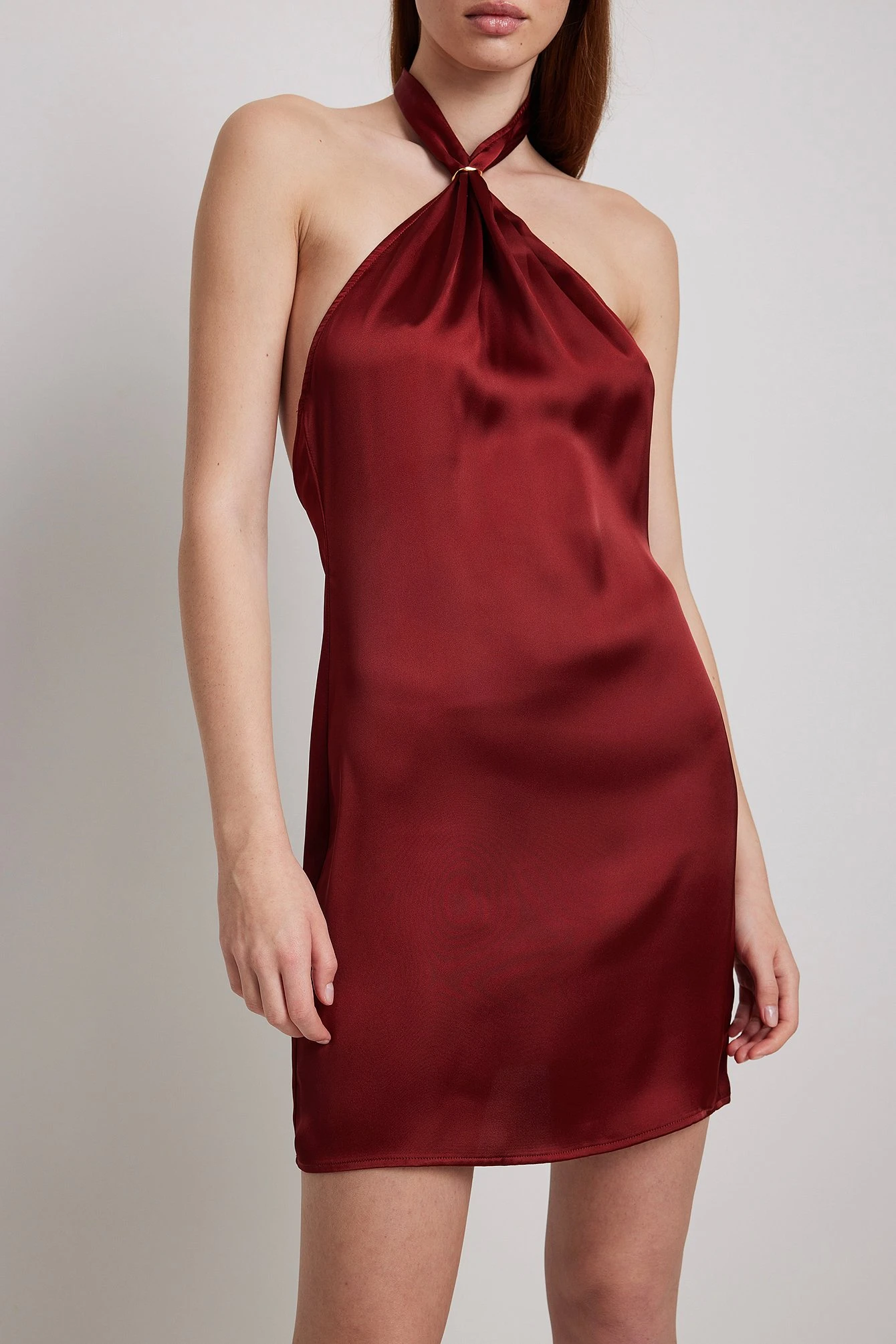 Robe Courte En Satin à Dos Nu – Image 3