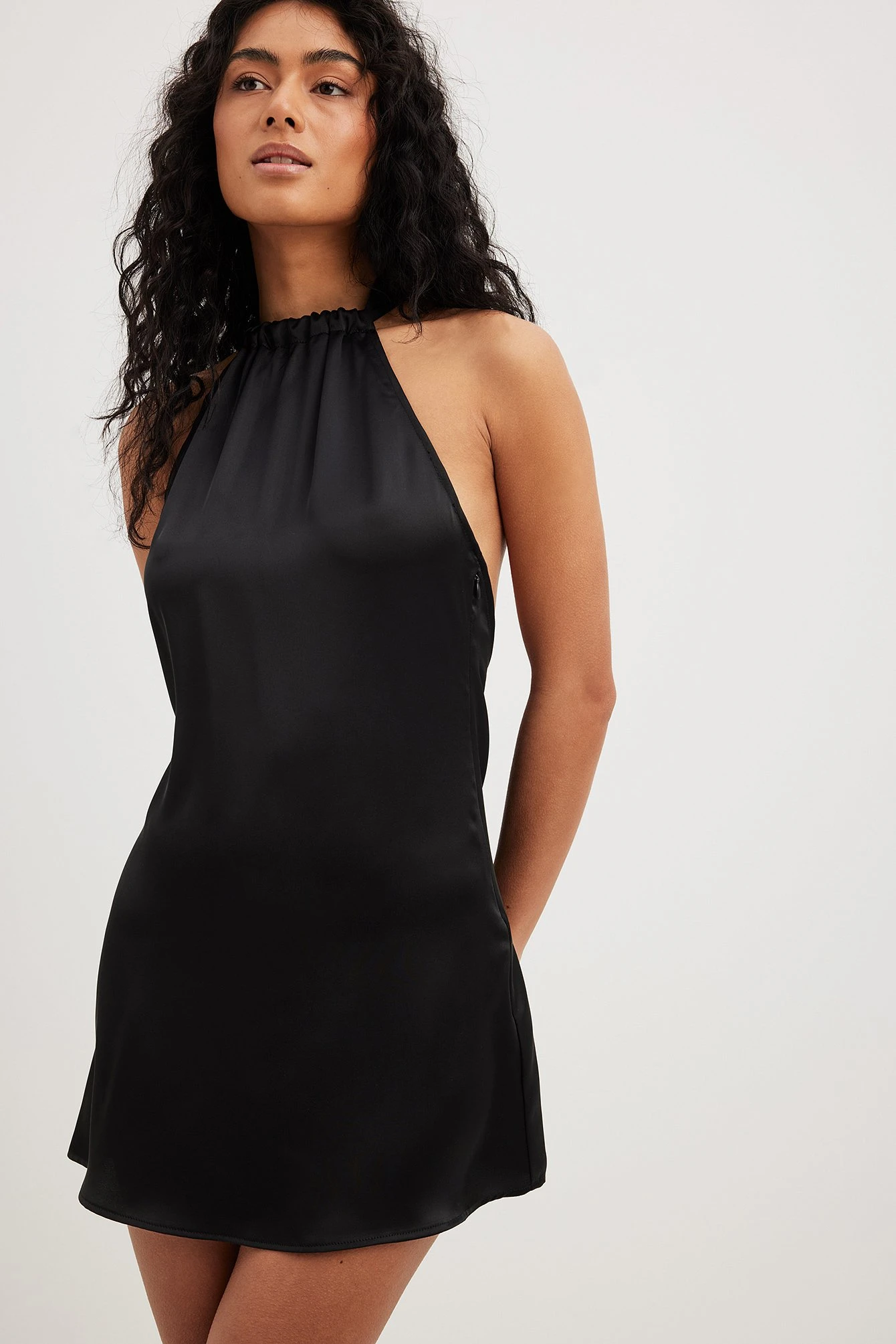 Robe Courte En Satin Ă Dos Nu â Image 3