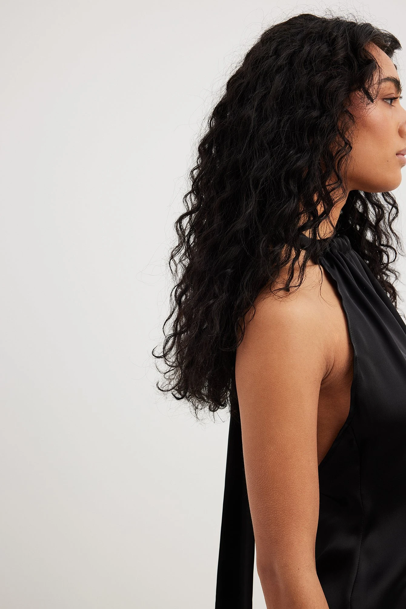 Robe Courte En Satin Ă Dos Nu â Image 4