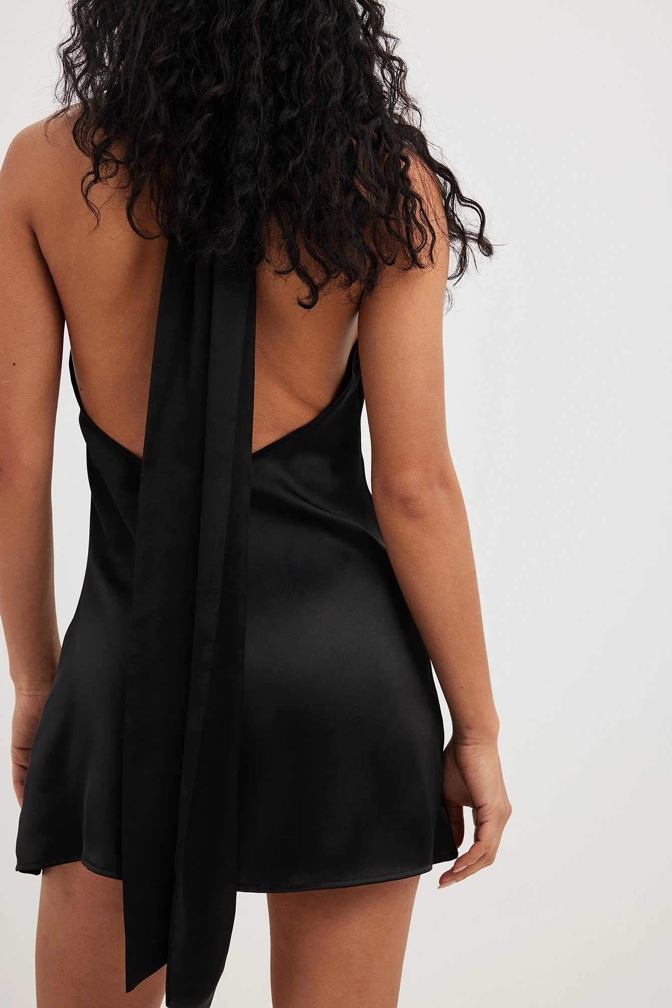 Robe Courte En Satin Ă Dos Nu â Image 2