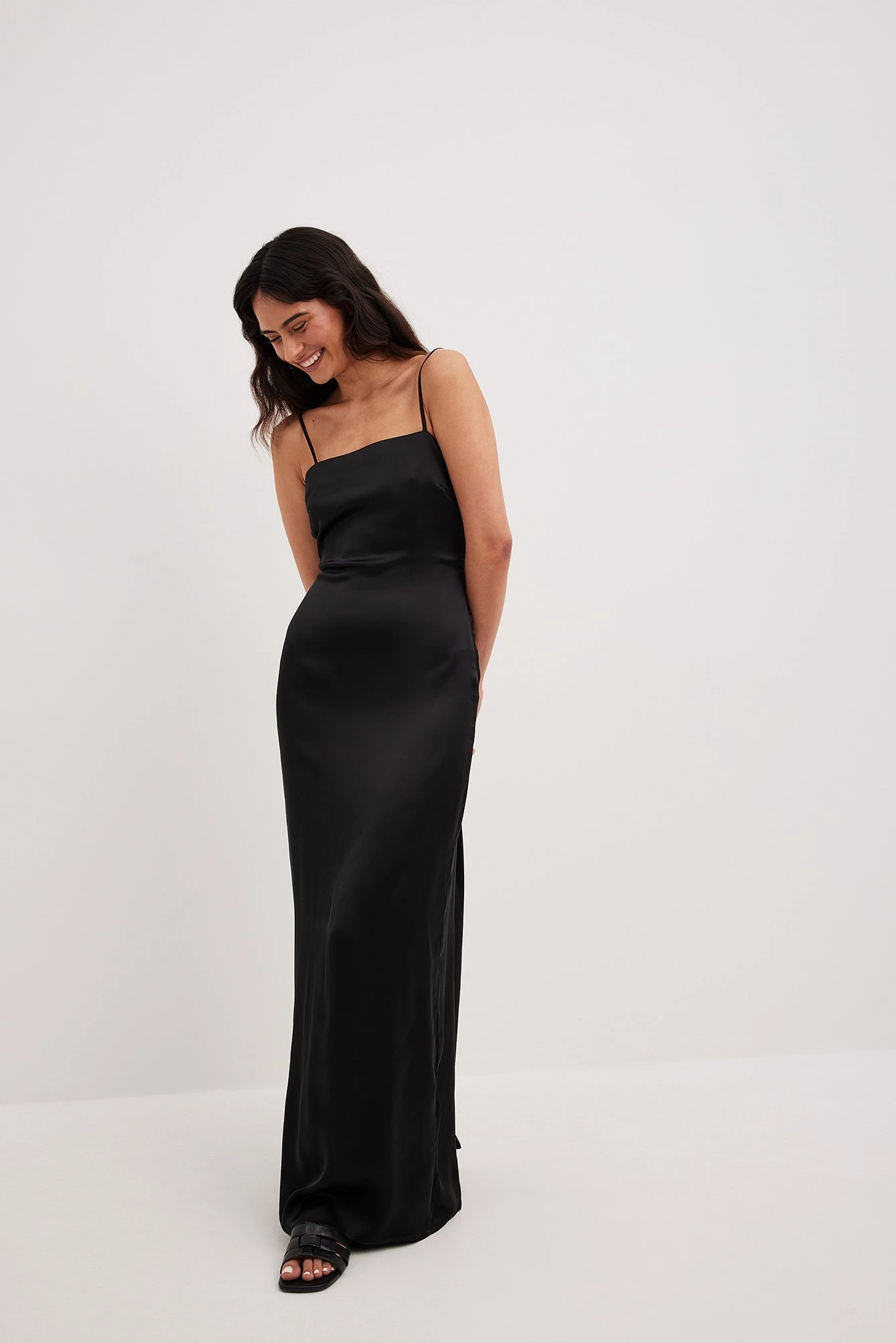 Robe Longue En Satin à Dos Dégagé – Image 3
