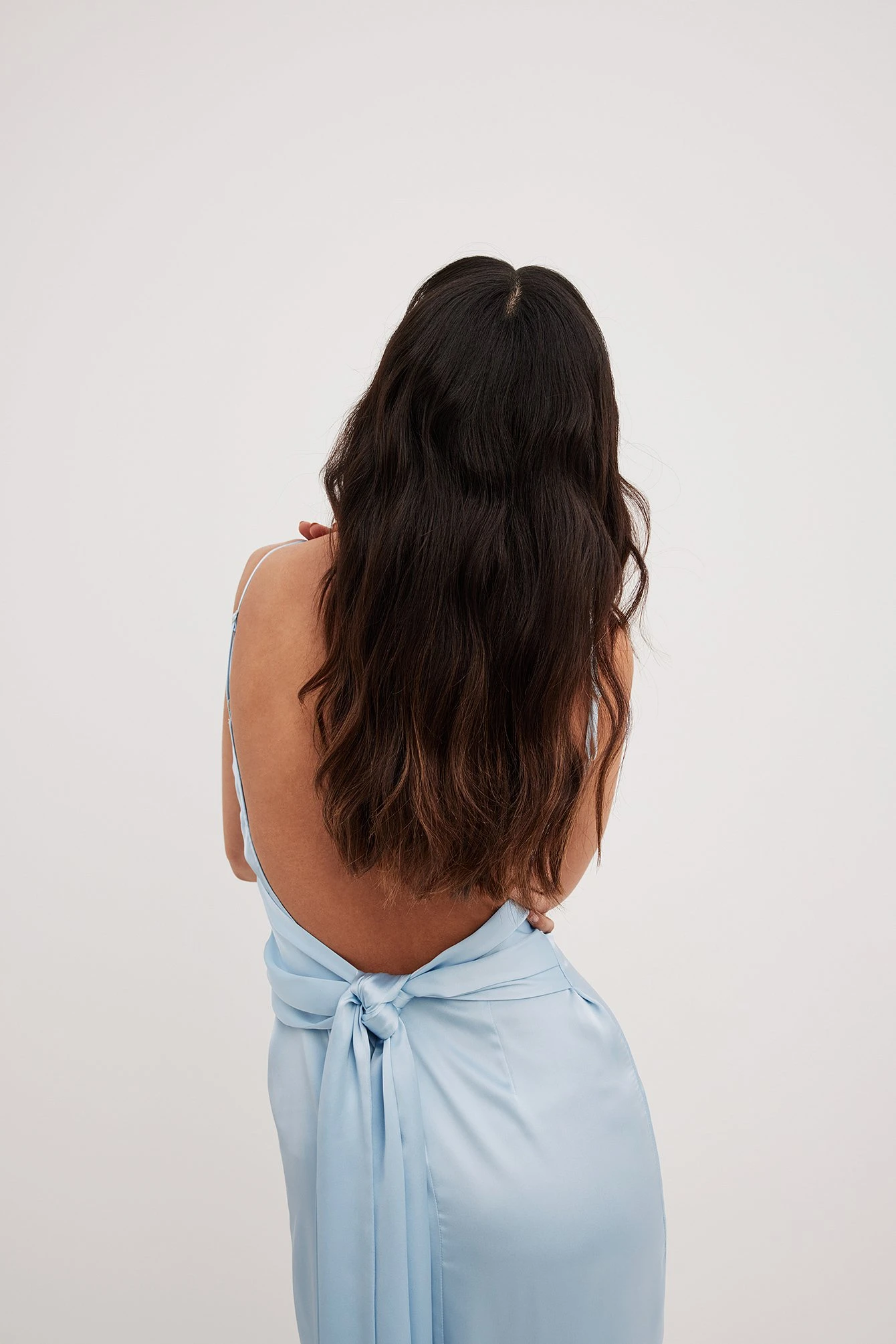 Robe Longue En Satin à Dos Dégagé – Image 10