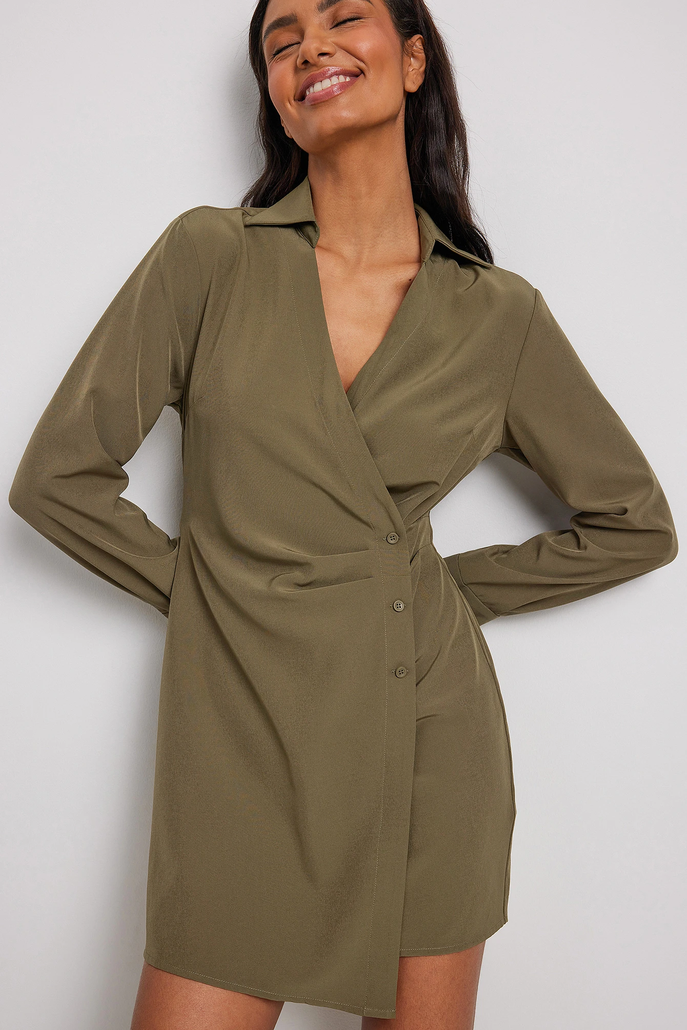 NA-KD Robe Portefeuille Courte Boutonnée – Image 4