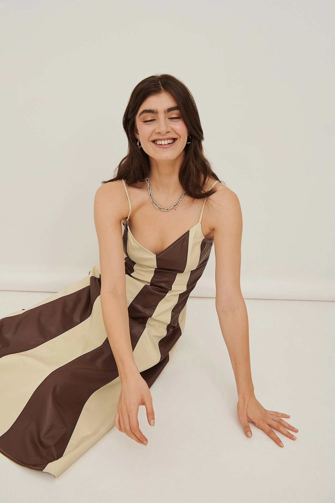 Robe Mi-longue En Faux Cuir Ă Col En V