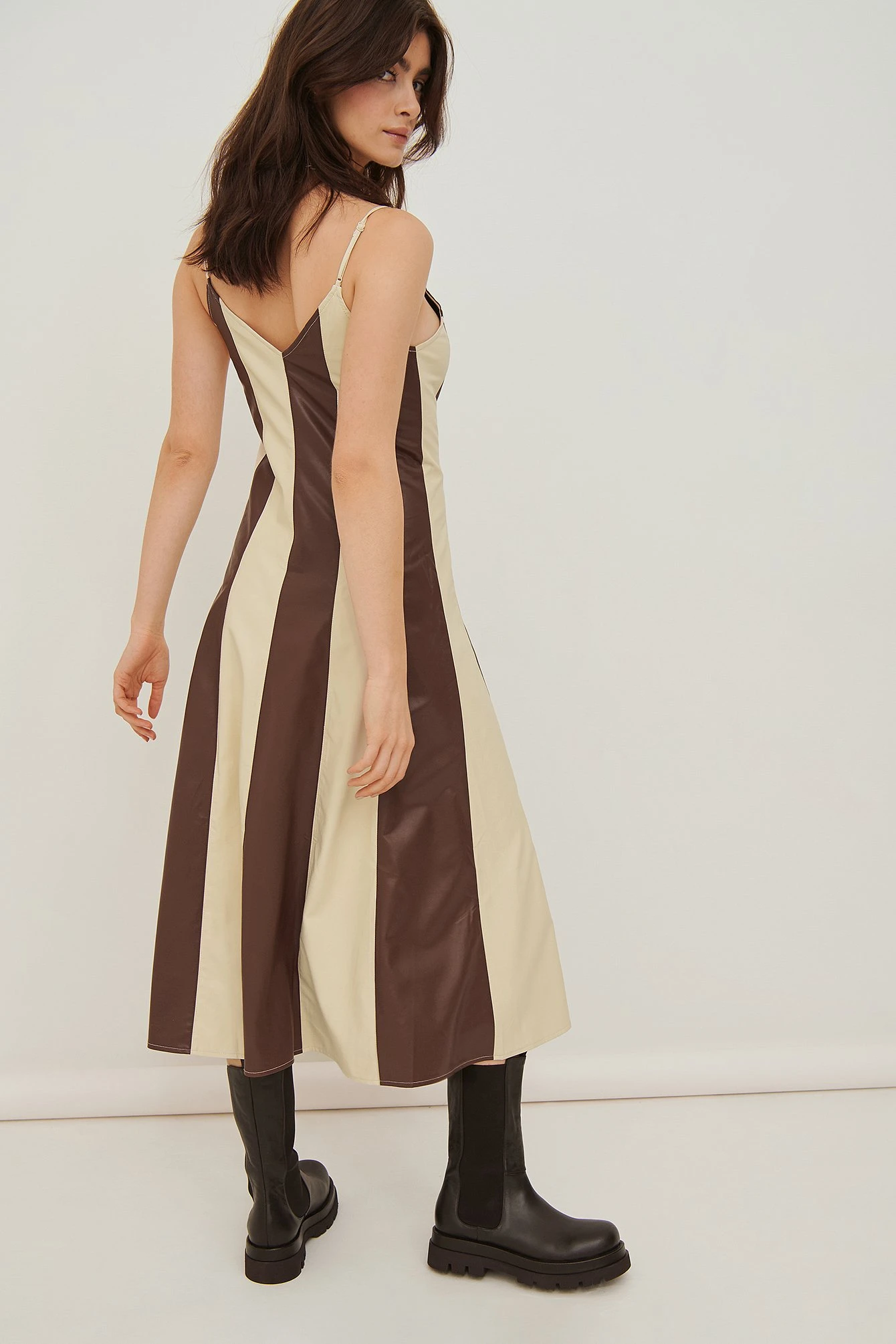Robe Mi-longue En Faux Cuir à Col En V – Image 3