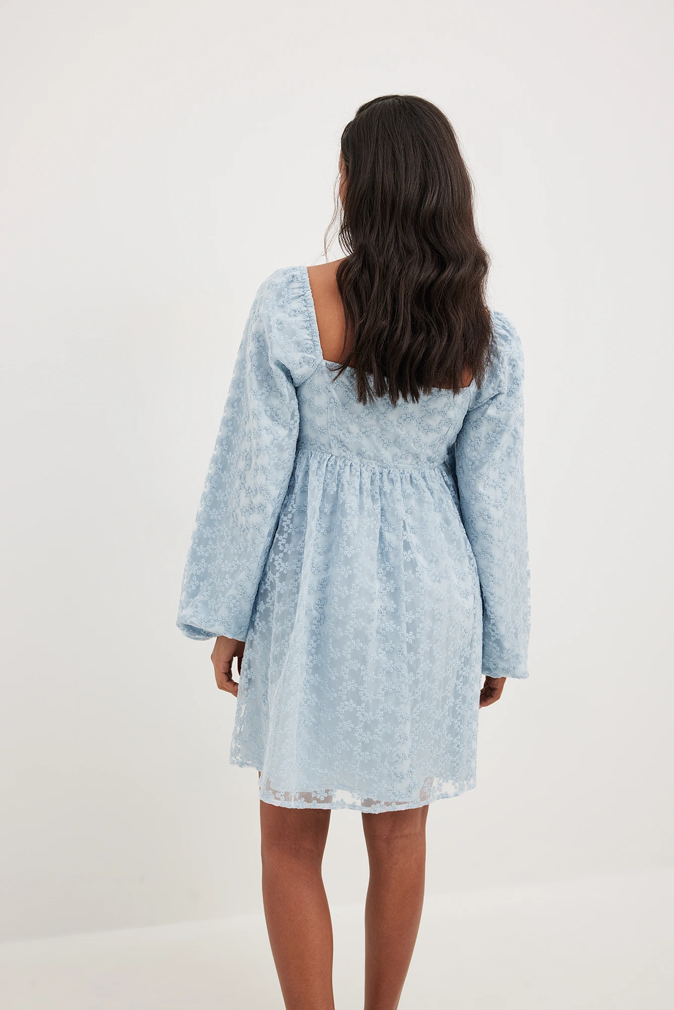 Robe Mini Froncée à Manches Bouffantes – Image 9