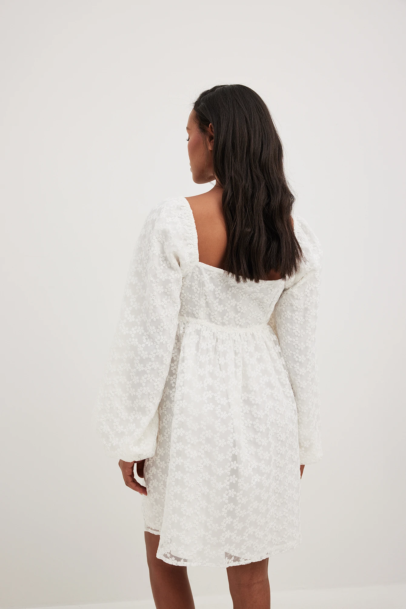 Robe Mini Froncée à Manches Bouffantes – Image 2