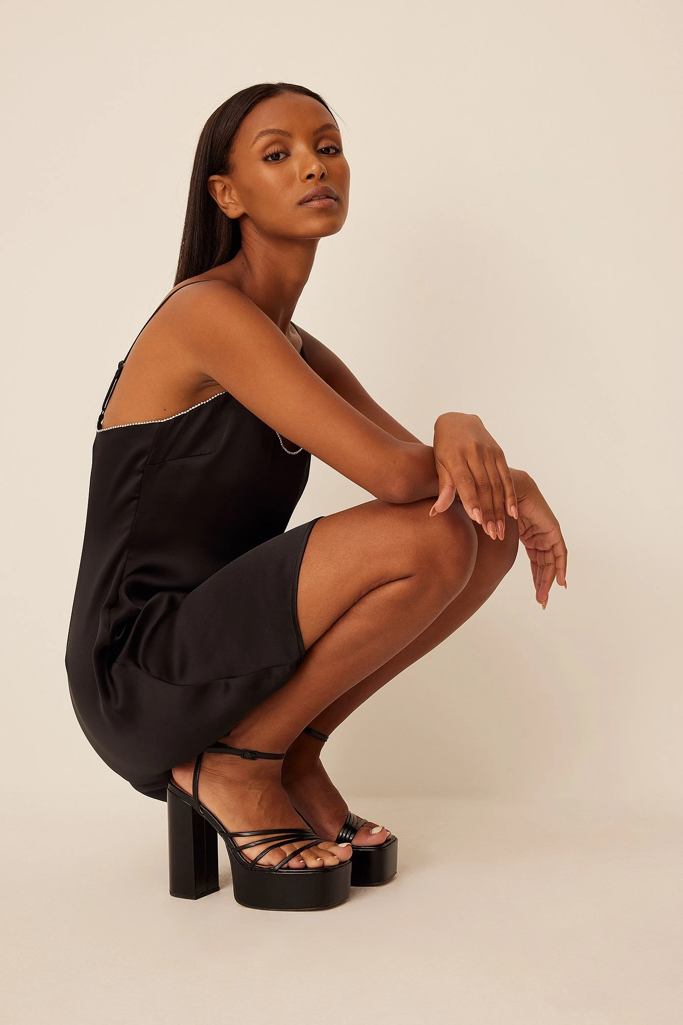 Robe Courte Avec Strass – Image 2