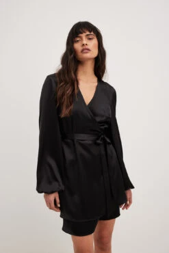 Robe Portefeuille Courte En Tissu Satiné