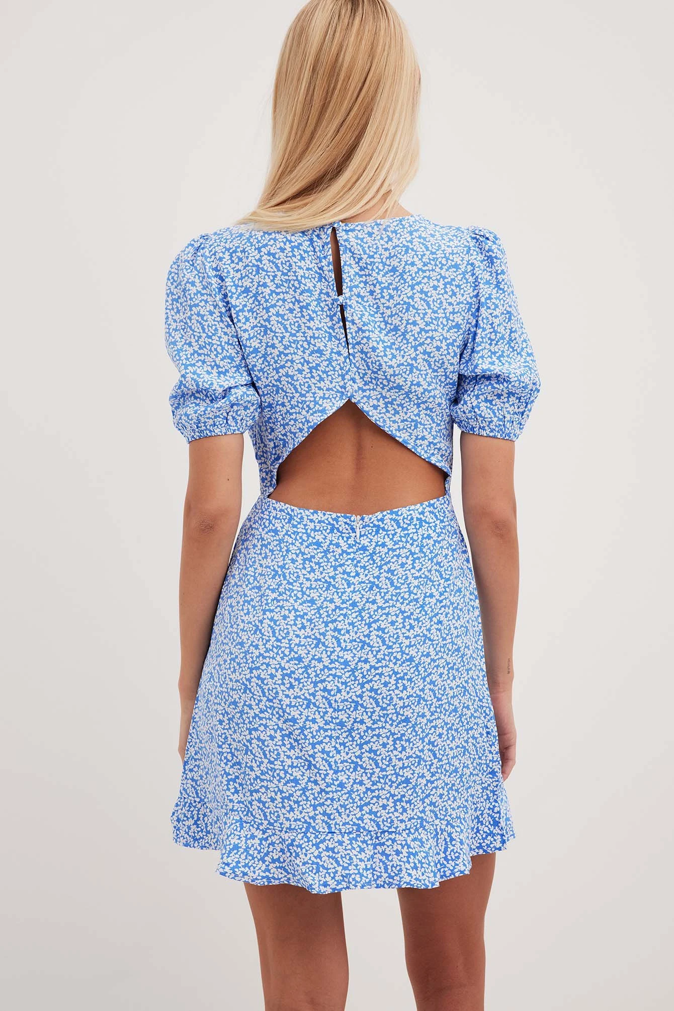 NA-KD Robe Mini Dos Nu à Manches Courtes – Image 2