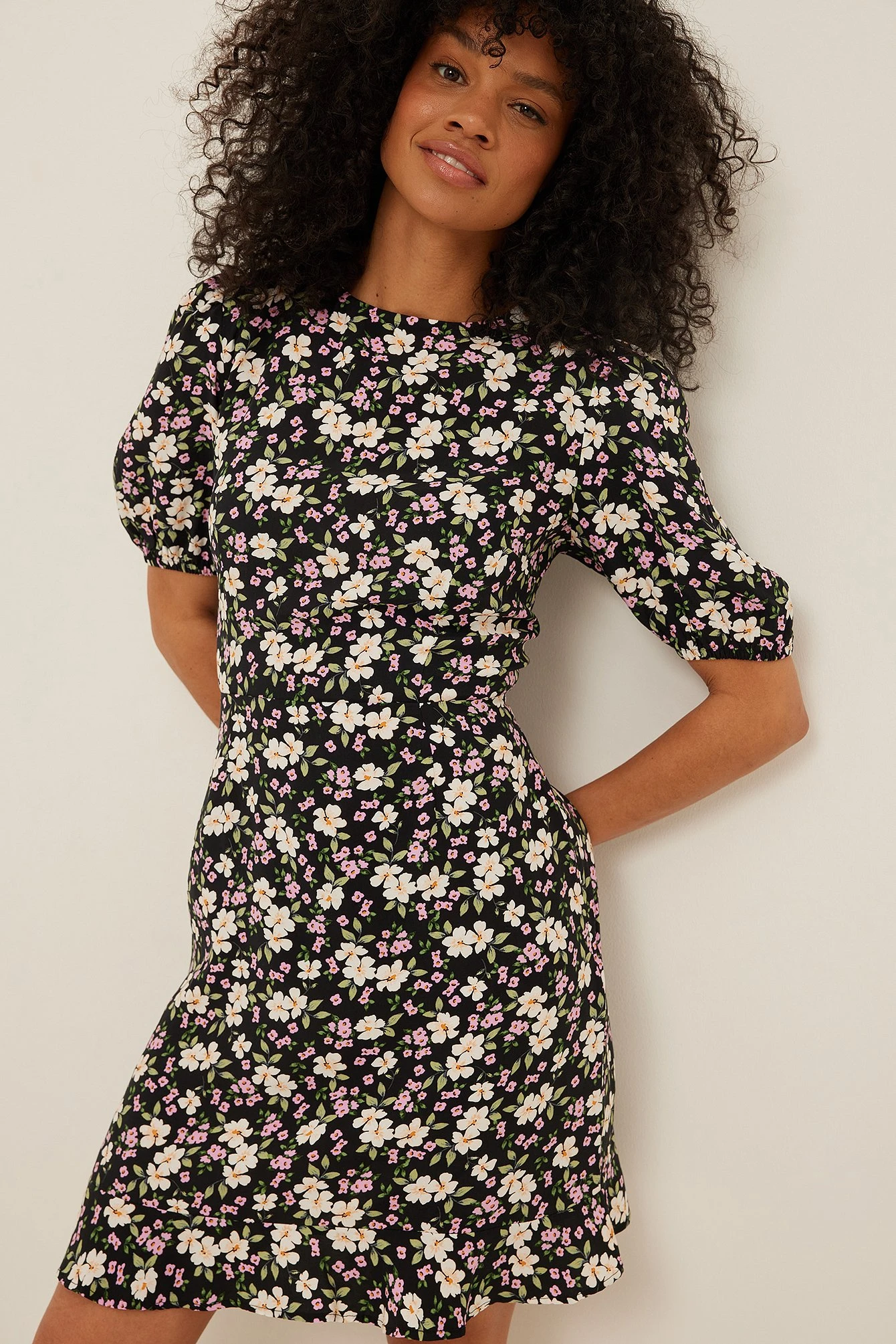 NA-KD Robe Mini Dos Nu à Manches Courtes – Image 13