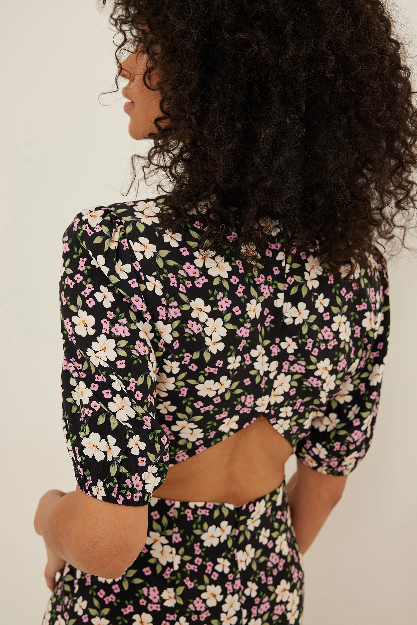 NA-KD Robe Mini Dos Nu à Manches Courtes – Image 12