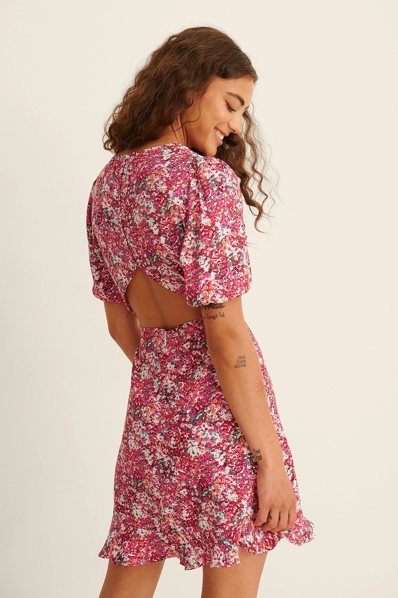 NA-KD Robe Mini Dos Nu à Manches Courtes – Image 16