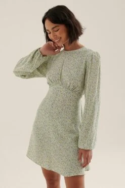 NA-KD Robe Mini à Col Rond Taille Incurvée