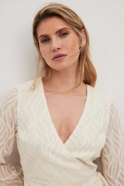 Robe Portefeuille Courte Structurée Drapée