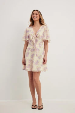 Robe Courte Nouée Sur Le Devant En Mousseline