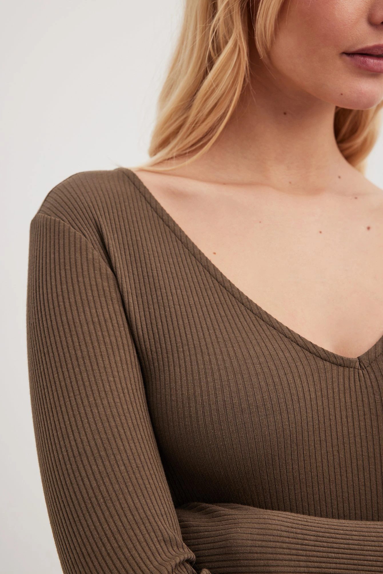 Robe Mi-longue Côtelée à Col En V – Image 8