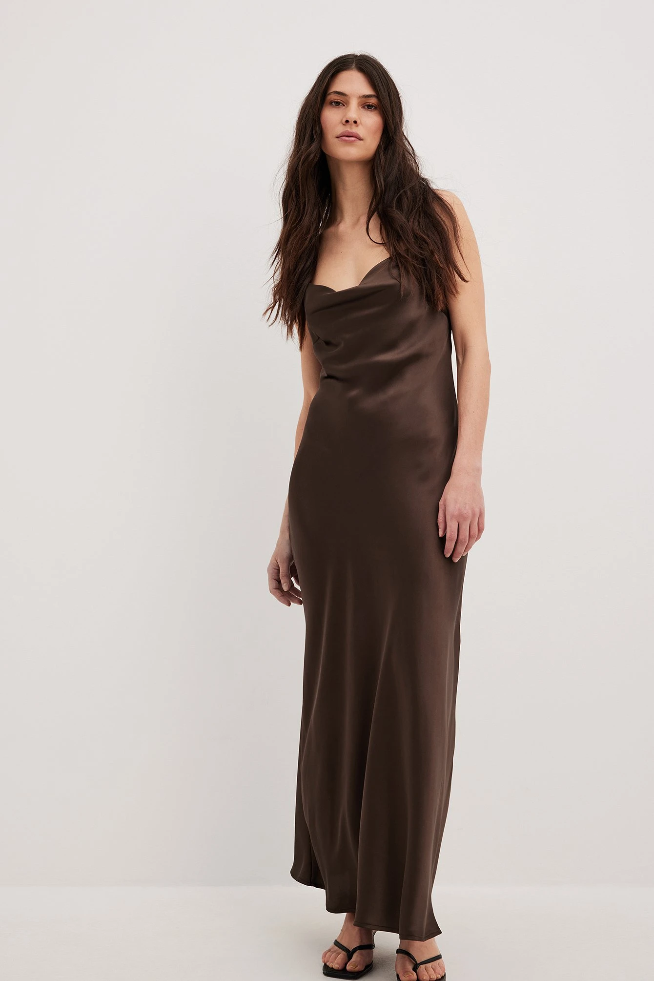 Robe Longue à Décolleté Cascade Et Lanières Au Dos – Image 2