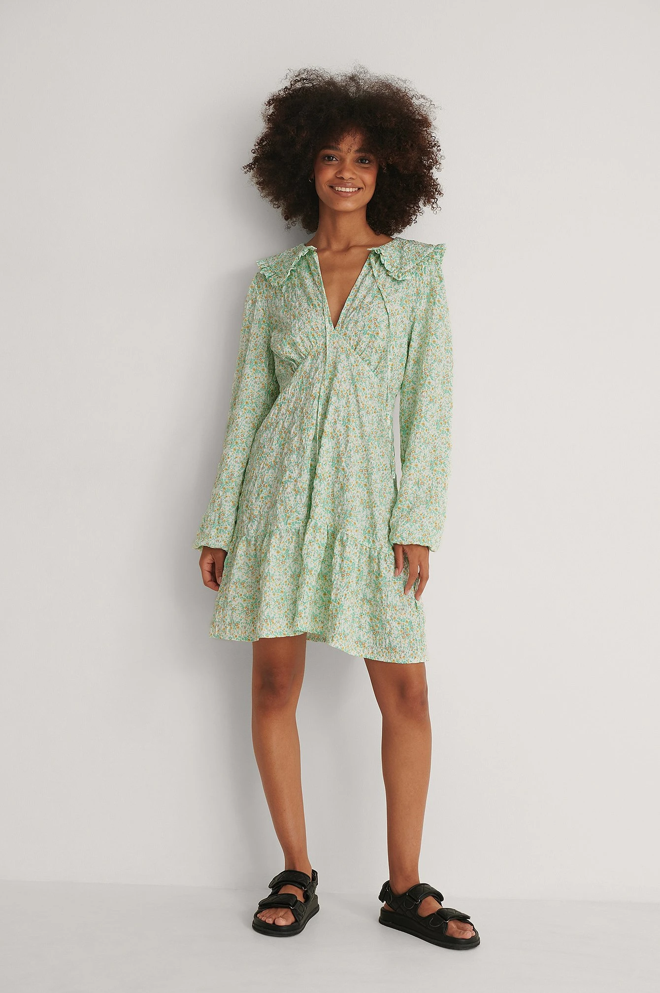 Robe Mini à Col Large – Image 3