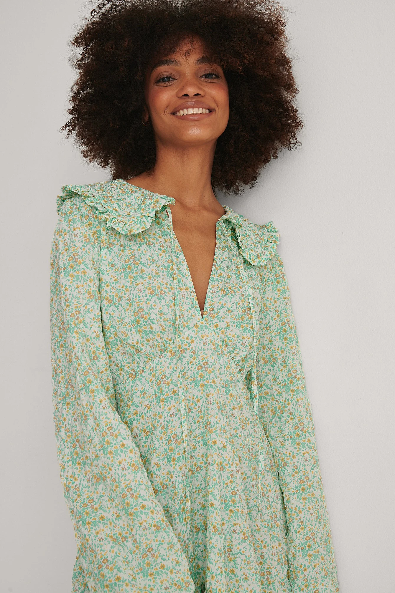 Robe Mini à Col Large – Image 4