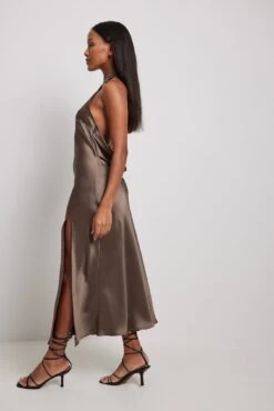 Robe En Tissu Satiné à Dos Ouvert Et Strass