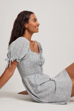 Robe Mini à Manches Bouffantes