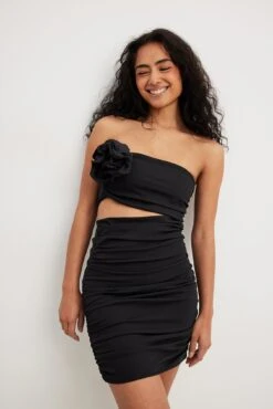 NA-KD Robe Courte à Découpes Avec Rose