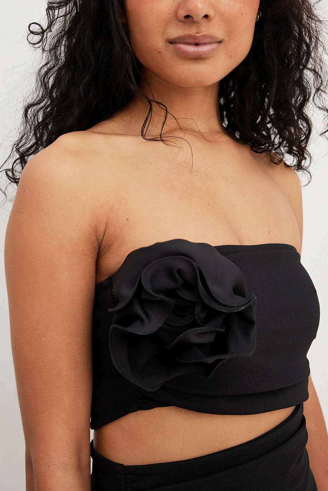 NA-KD Robe Courte à Découpes Avec Rose – Image 4