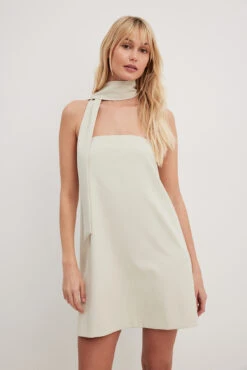 Robe Courte Avec écharpe