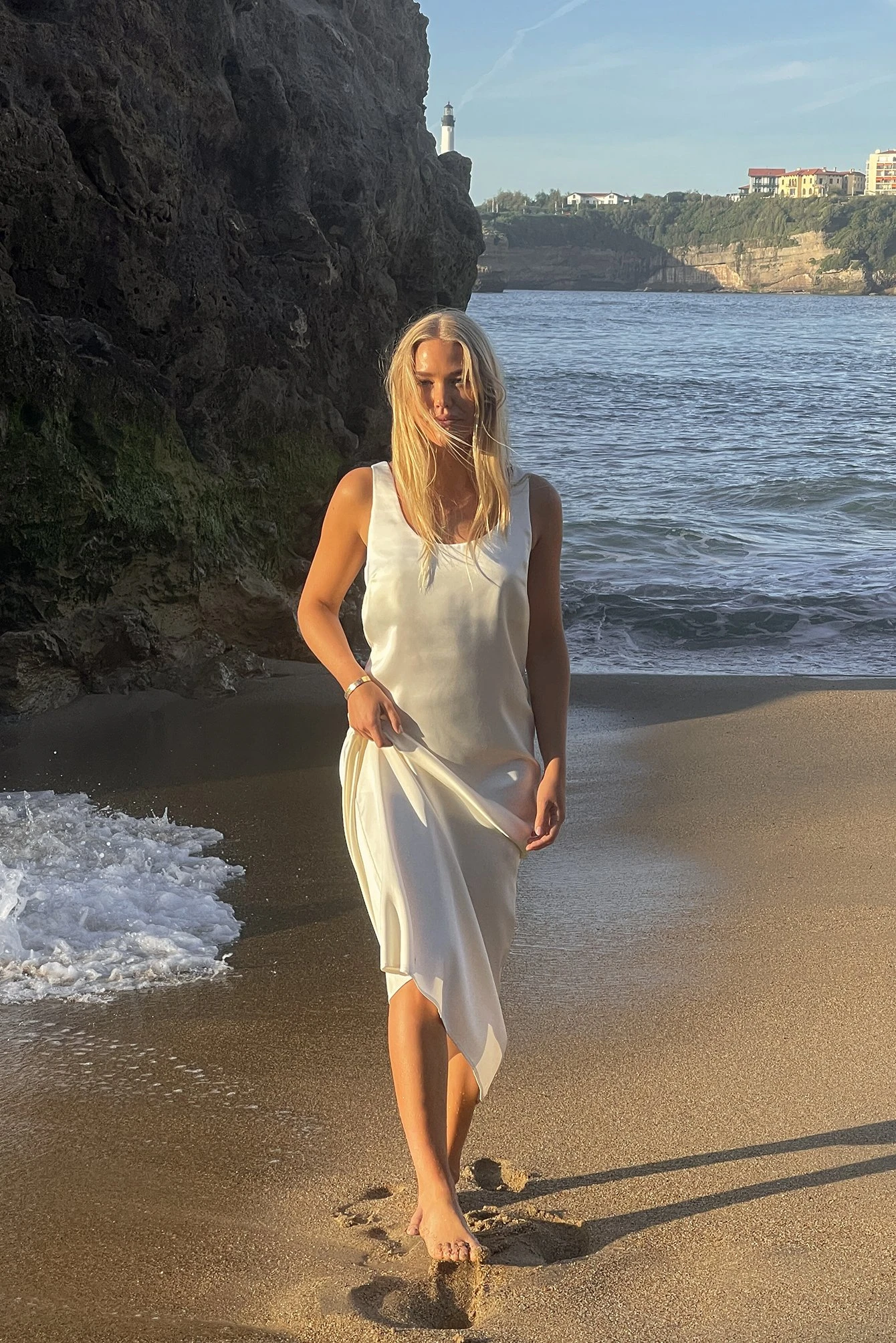 Maxi Robe Satin Droite – Image 7