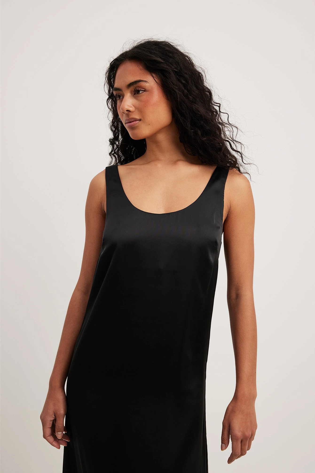 Maxi Robe Satin Droite – Image 4